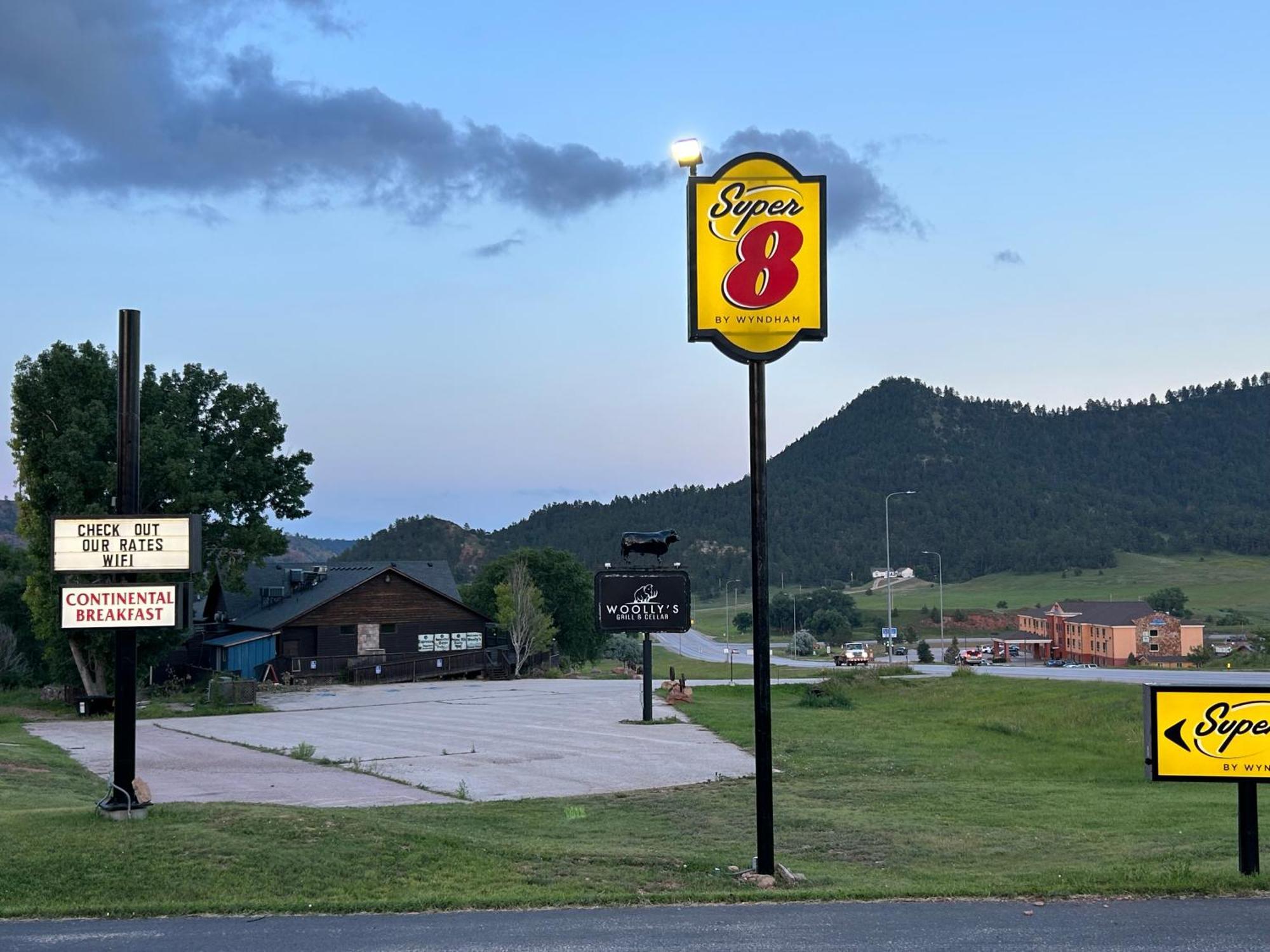 Super 8 By Wyndham Hot Springs Motell Exteriör bild