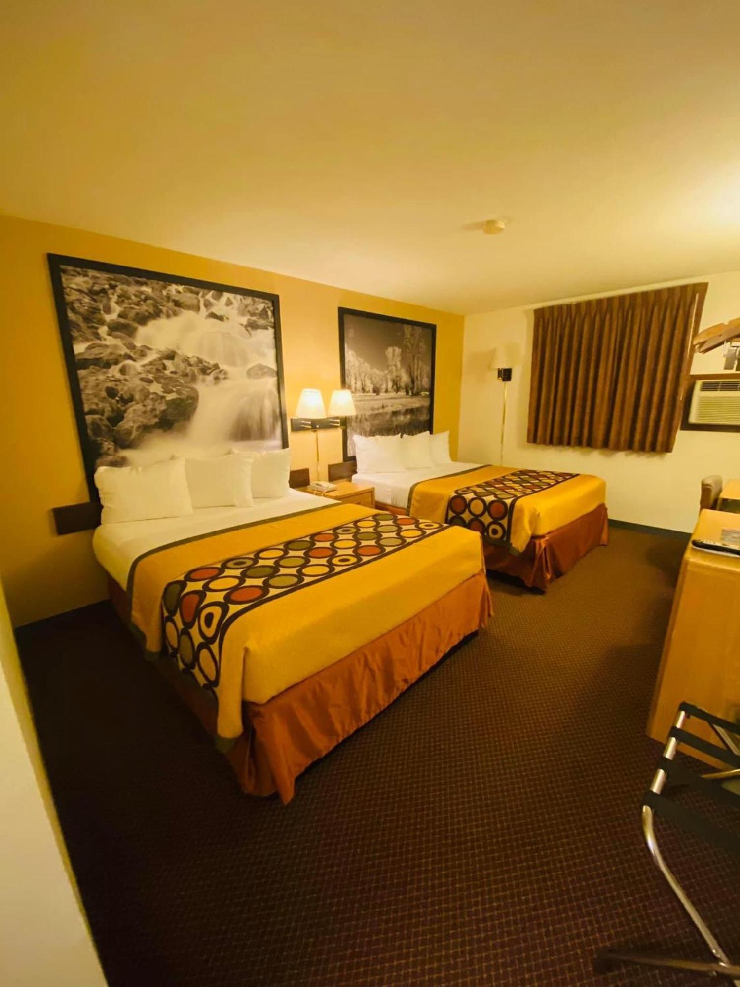 Super 8 By Wyndham Hot Springs Motell Exteriör bild